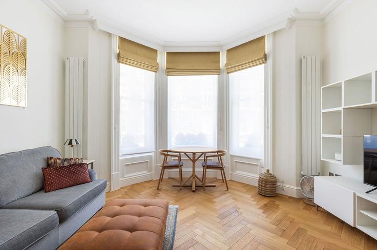 Elegant gestaltetes Wohnzimmer mit moderner Einrichtung in einer Wohnung im Building 27 Rosary Gardens, London SW7 4NH, UK - guestready-uk - 1581775 in Royal Borough of Kensington and Chelsea, London Elegant gestaltetes Wohnzimmer mit moderner Einrichtung in einer Wohnung im Building 27 Rosary Gardens, London SW7 4NH, UK - guestready-uk - 1581775 in Royal Borough of Kensington and Chelsea, London