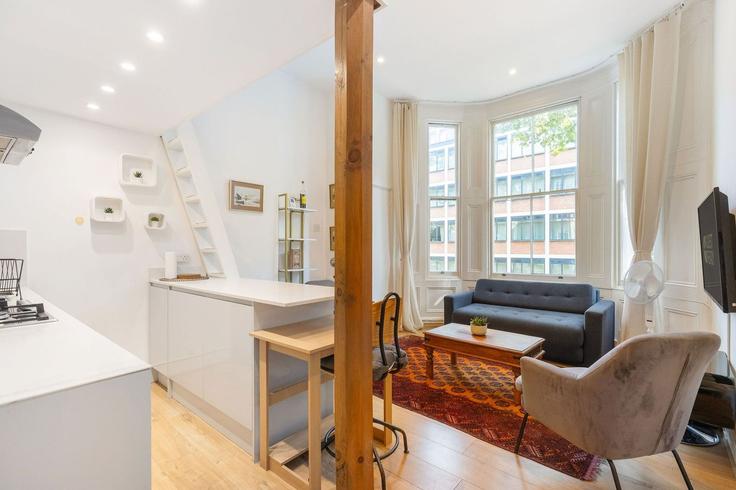 Sala de estar elegantemente projetada com móveis modernos em um apartamento no Building flat 2, 21 Sinclair Gardens, London W14 0AU, UK - guestready-uk - 1603881 em London Borough of Hammersmith and Fulham, London Sala de estar elegantemente projetada com móveis modernos em um apartamento no Building flat 2, 21 Sinclair Gardens, London W14 0AU, UK - guestready-uk - 1603881 em London Borough of Hammersmith and Fulham, London