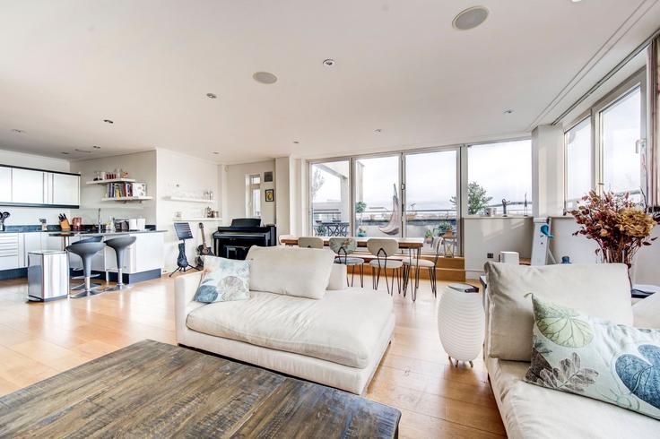 Elegant gestaltetes Wohnzimmer mit moderner Einrichtung in einer Wohnung im Building Baron Street - guestready-uk - 1311592 - LON in London Borough of Islington, London
