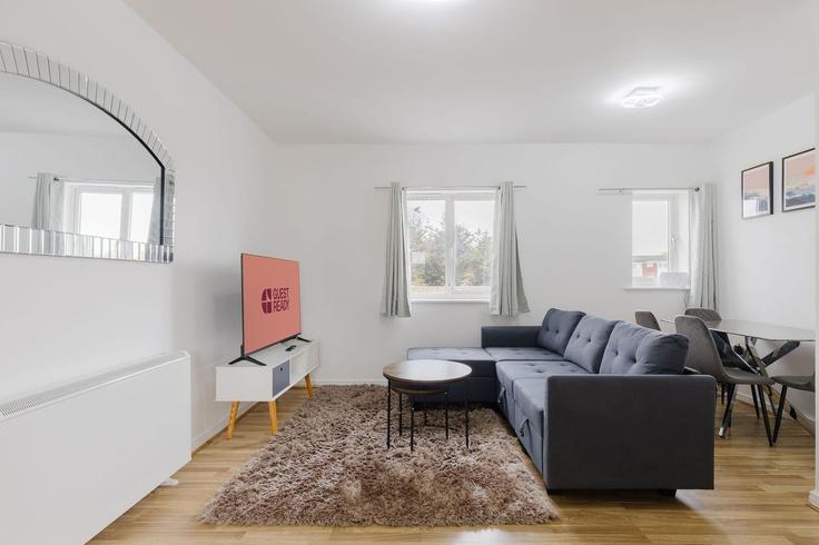 Elegante sala de estar con mobiliario moderno en un apartamento en Building Garvary Road - guestready-uk - 1334485 en London Borough of Newham, London
