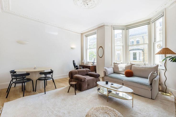 Sala de estar elegantemente projetada com móveis modernos em um apartamento no Building First floor flat, 55 Radipole Road, London SW6 5DN, UK - guestready-uk - 1579669 em London Borough of Hammersmith and Fulham, London Sala de estar elegantemente projetada com móveis modernos em um apartamento no Building First floor flat, 55 Radipole Road, London SW6 5DN, UK - guestready-uk - 1579669 em London Borough of Hammersmith and Fulham, London