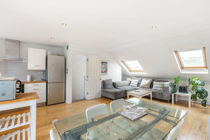 Salle de séjour élégante avec mobilier moderne dans un appartement à Building 150 Park Rd, London NW4 3TL, UK - guestready-uk - 1603340 à London Borough of Barnet, London