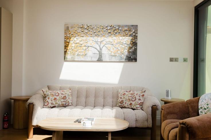 Elegant gestaltetes Wohnzimmer mit moderner Einrichtung in einer Wohnung im Building Rannoch Road - guestready-uk - 1538689 in London Borough of Hammersmith and Fulham, London