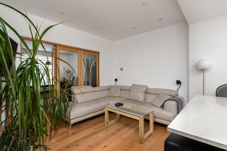 Salle de séjour élégante avec mobilier moderne dans un appartement à Building 412 Long Lane, London N2 8JL, UK - guestready-uk - 1597037 à London Borough of Barnet, London