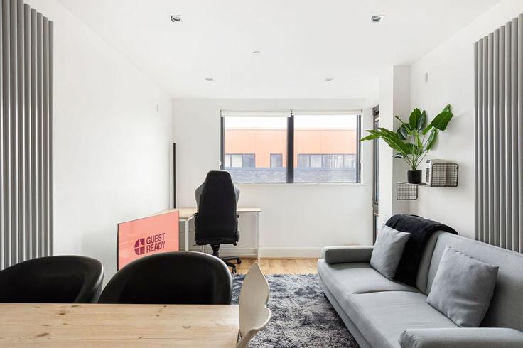Elegant gestaltetes Wohnzimmer mit moderner Einrichtung in einer Wohnung im Building Millharbour - guestready-uk - 1507618 in London Borough of Tower Hamlets, London Elegant gestaltetes Wohnzimmer mit moderner Einrichtung in einer Wohnung im Building Millharbour - guestready-uk - 1507618 in London Borough of Tower Hamlets, London