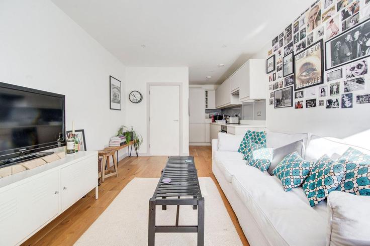 Salle de séjour élégante avec mobilier moderne dans un appartement à Building Andre Street - guestready-uk - 1311594 - LON à London Borough of Hackney, London