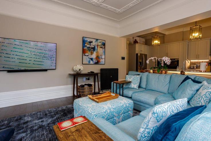 Elegant gestaltetes Wohnzimmer mit moderner Einrichtung in einer Wohnung im Building Hall Road East - guestready-uk - 1385524 in Metropolitan Borough of Sefton, Liverpool