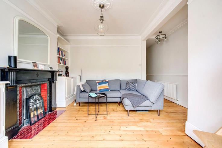 Sala de estar elegantemente projetada com móveis modernos em um apartamento no Building Revelstoke Road - guestready-uk - 1374632 em London Borough of Wandsworth, London