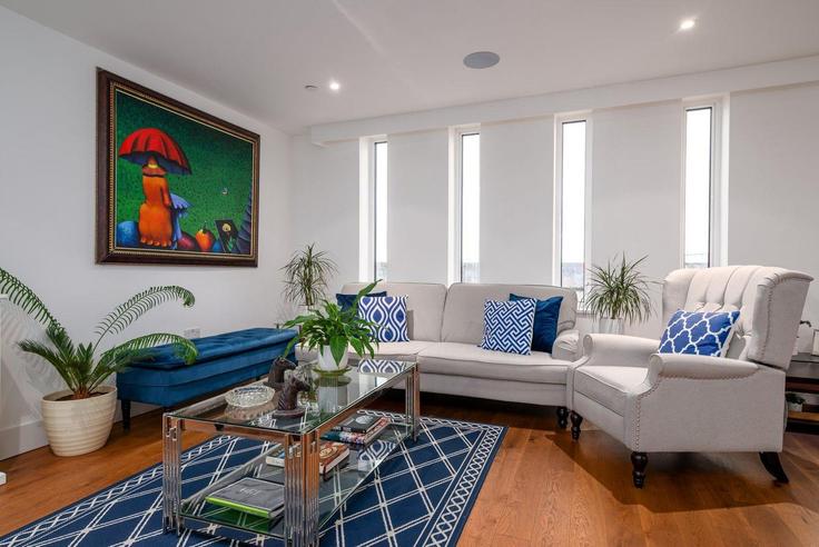 Elegant gestaltetes Wohnzimmer mit moderner Einrichtung in einer Wohnung im Building High Street - guestready-uk - 1289067 - LON in London Borough of Ealing, London