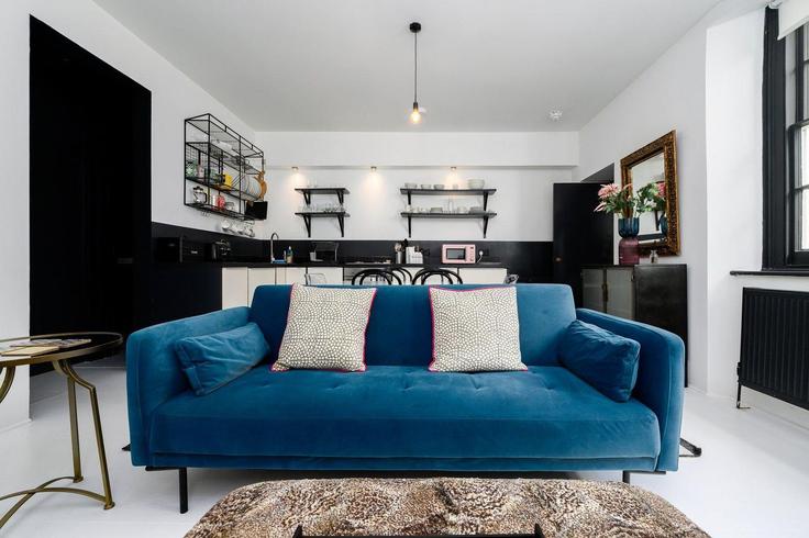 Sala de estar elegantemente projetada com móveis modernos em um apartamento no Building Saint George's Drive - guestready-uk - 1334484 em City of Westminster, London