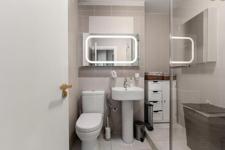 Banheiro refinado e lindamente projetado com toques sofisticados no Building Lakeside Road - guestready-uk - 1311613 - LON em London Borough of Hammersmith and Fulham, London