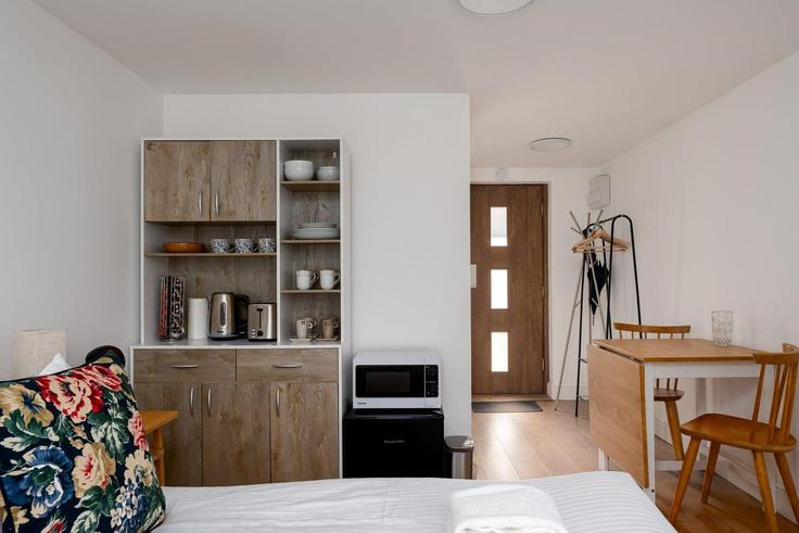 Elegantly designed living room with modern furnishings in an apartment at Building Rodborough Road - guestready-uk - 1303186 - LON in London Borough of Barnet, London Elegantly designed living room with modern furnishings in an apartment at Building Rodborough Road - guestready-uk - 1303186 - LON in London Borough of Barnet, London