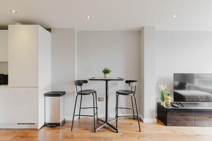 Elegante sala de estar con mobiliario moderno en un apartamento en Building Hackney Road - guestready-uk - 1334494 en London Borough of Hackney, London Elegante sala de estar con mobiliario moderno en un apartamento en Building Hackney Road - guestready-uk - 1334494 en London Borough of Hackney, London