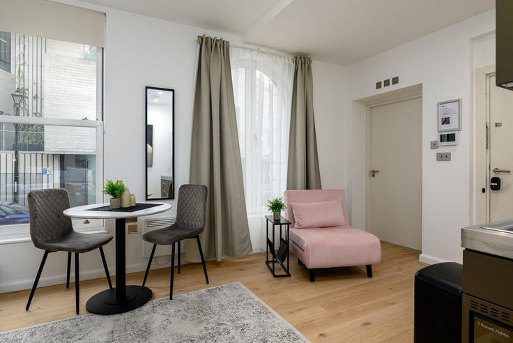 Salle de séjour élégante avec mobilier moderne dans un appartement à Building Stockwell Street - guestready-uk - 1303136 - LON à Royal Borough of Greenwich, London