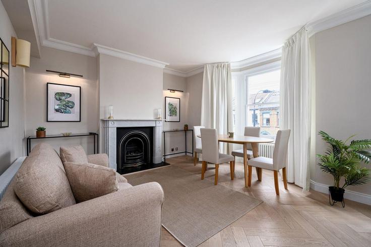 Sala de estar elegantemente projetada com móveis modernos em um apartamento no Building Marville Road - guestready-uk - 1316280 - LON em London Borough of Hammersmith and Fulham, London Sala de estar elegantemente projetada com móveis modernos em um apartamento no Building Marville Road - guestready-uk - 1316280 - LON em London Borough of Hammersmith and Fulham, London