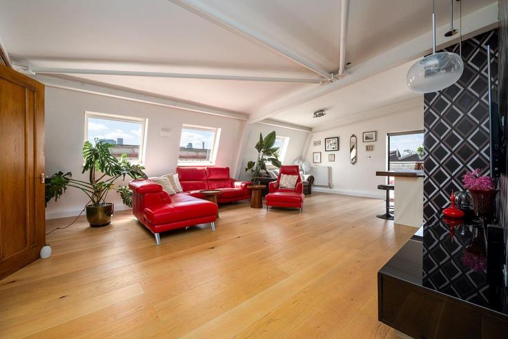 Salle de séjour élégante avec mobilier moderne dans un appartement à Building Morris Road - guestready-uk - 1316276 - LON à London Borough of Tower Hamlets, London