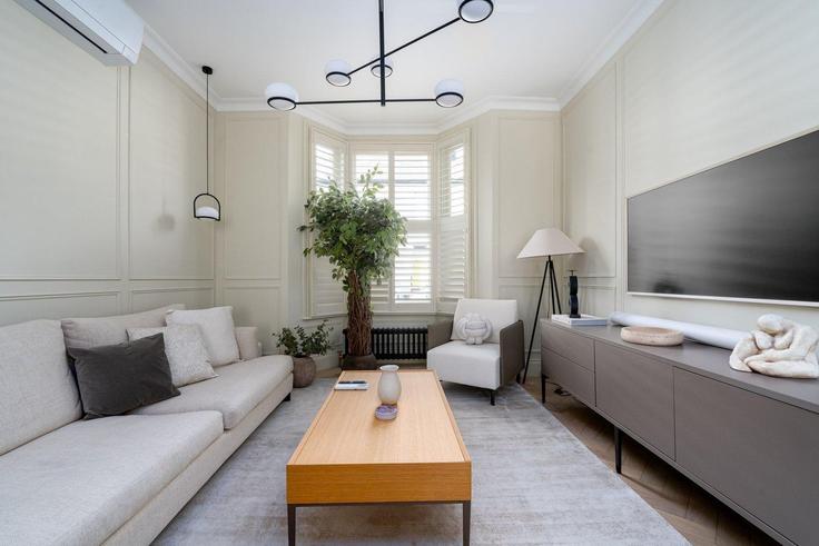 Sala de estar elegantemente projetada com móveis modernos em um apartamento no Building Giesbach Road - guestready-uk - 1460862 em London Borough of Islington, London