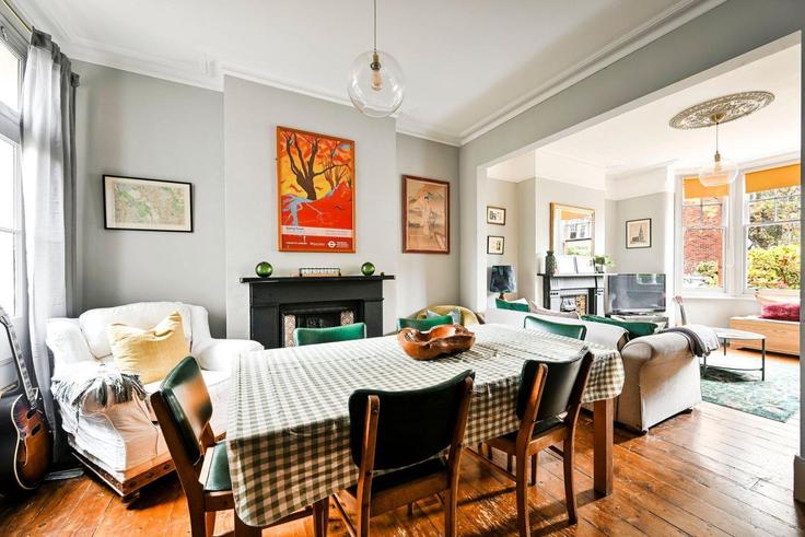 Building Pretoria Avenue - guestready-uk - 1366423 adresindeki bir dairede modern mobilyalarla zarif bir şekilde tasarlanmış oturma odası London Borough of Waltham Forest, London