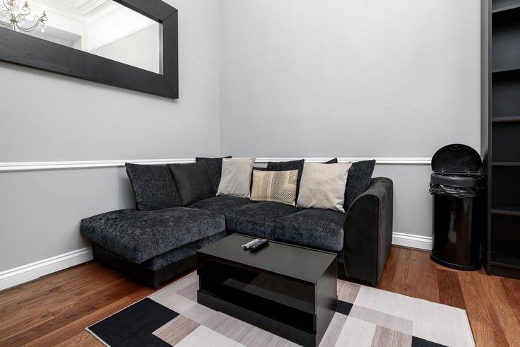 Royal Borough of Kensington and Chelsea, London 소재 Building Hogarth Road - guestready-uk - 1366418 유닛에 마련된, 현대적인 가구로 꾸며진 우아한 디자인의 거실