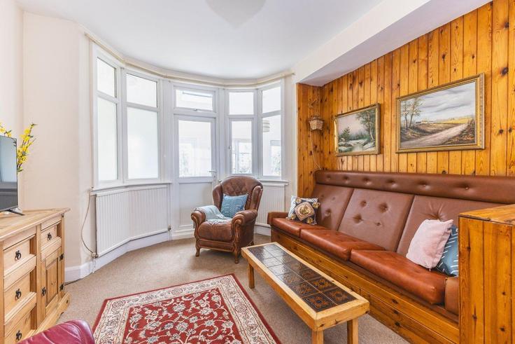 Sala de estar elegantemente projetada com móveis modernos em um apartamento no Building Montpelier Road - guestready-uk - 1303166 - LON em London Borough of Barnet, London