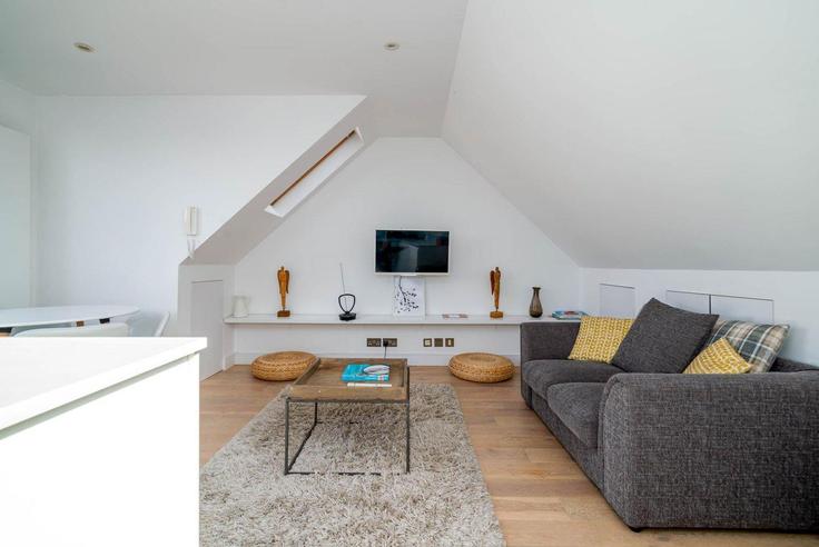 London Borough of Hammersmith and Fulham, London에 위치한 Building Comeragh Road - guestready-uk - 1496002 유닛의 세련된 인테리어가 돋보이는 거실