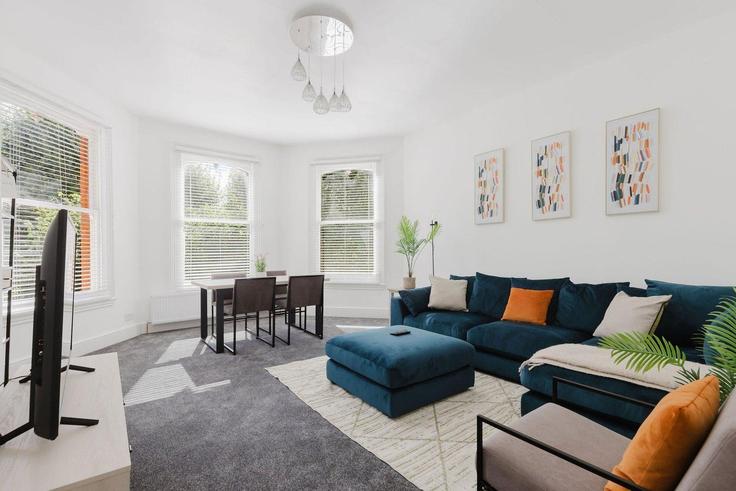 Elegant gestaltetes Wohnzimmer mit moderner Einrichtung in einer Wohnung im Building Christchurch Avenue - guestready-uk - 1334486 in London Borough of Brent, London