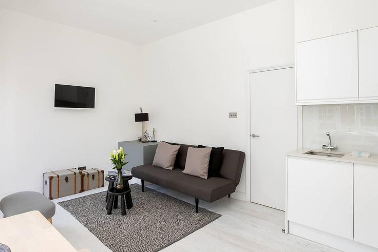Salle de séjour élégante avec mobilier moderne dans un appartement à Building Comeragh Road - guestready-uk - 1496001 à London Borough of Hammersmith and Fulham, London