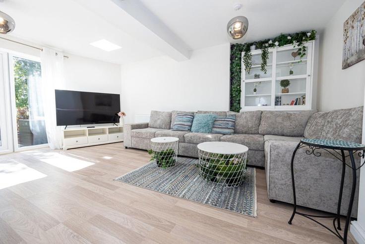 Elegante sala de estar con mobiliario moderno en un apartamento en Building Langland Drive - guestready-uk - 1496014 en City of Salford, Manchester