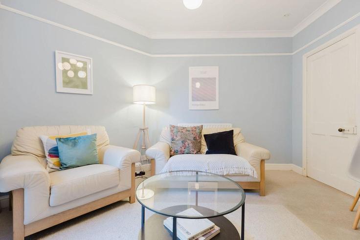 Building Atkins Road - guestready-uk - 1334501 adresindeki bir dairede modern mobilyalarla zarif bir şekilde tasarlanmış oturma odası London Borough of Lambeth, London