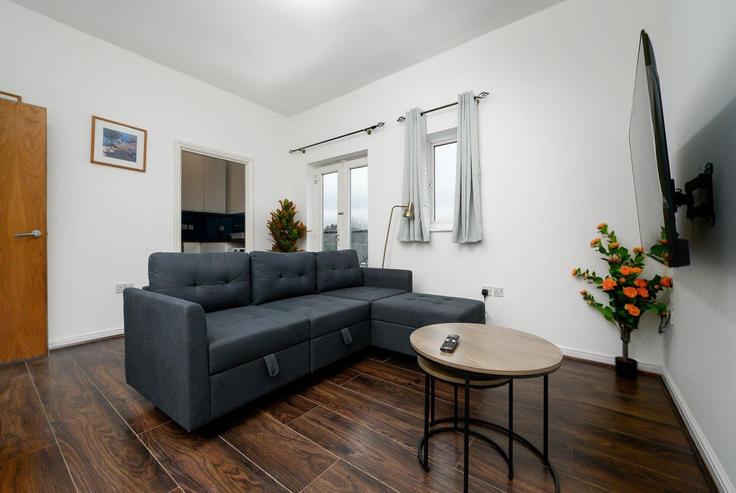 Elegant gestaltetes Wohnzimmer mit moderner Einrichtung in einer Wohnung im Building Garvary Road - guestready-uk - 1495962 in London Borough of Newham, London