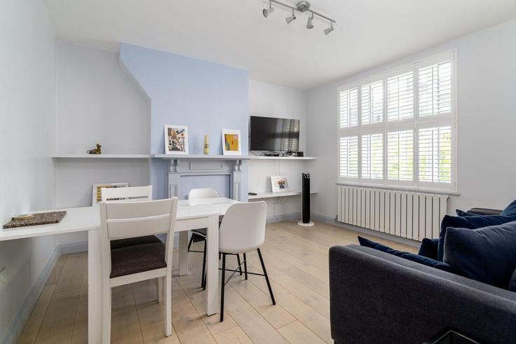 Elegant gestaltetes Wohnzimmer mit moderner Einrichtung in einer Wohnung im Building Frazier Street - guestready-uk - 1311627 - LON in London Borough of Lambeth, London