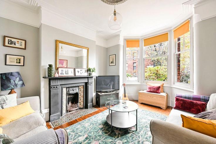 Sala de estar elegantemente projetada com móveis modernos em um apartamento no Building Pretoria Avenue - guestready-uk - 1366423 em London Borough of Waltham Forest, London