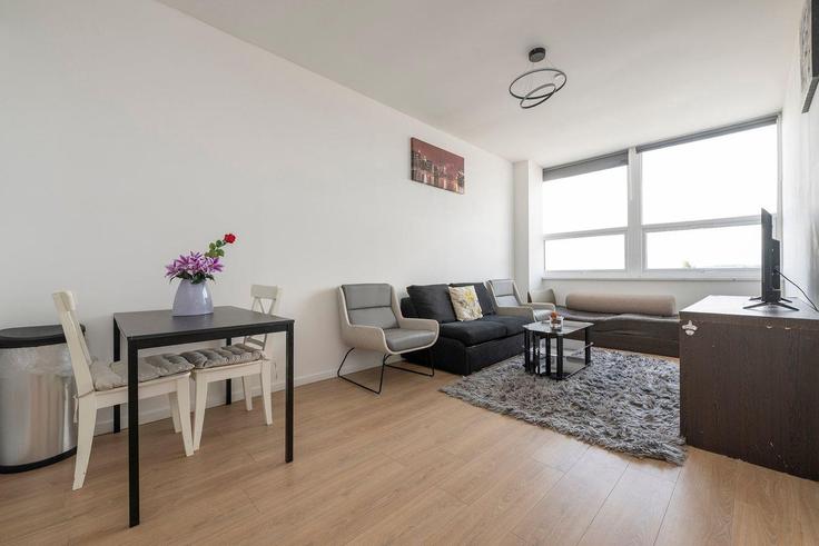 Sala de estar elegantemente projetada com móveis modernos em um apartamento no Building Halfords Lane - guestready-uk - 1315595 - LON em Sandwell District, Smethwick