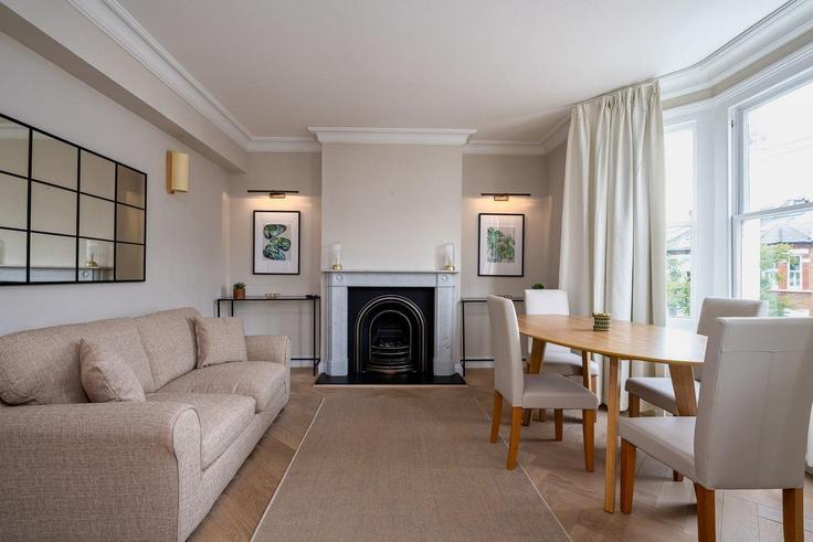 London London Borough of Hammersmith and FulhamのBuilding Marville Road - guestready-uk - 1316280 - LONのアパートメントにある、モダンな家具を備えたエレガントなデザインのリビングルーム