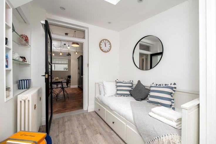City of Westminster, London에 위치한 Building Cambridge Street - guestready-uk - 1303139 - LON 아파트의 세련된 인테리어가 돋보이는 거실
