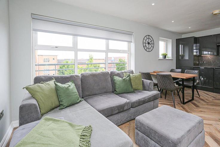 Salle de séjour élégante avec mobilier moderne dans un appartement à Building Lewis Mews - guestready-uk - 1316278 - LON à Belfast, Belfast