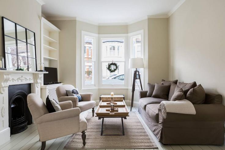 Salle de séjour élégante avec mobilier moderne dans un appartement à Building Marville Road - guestready-uk - 1311663 - LON à London Borough of Hammersmith and Fulham, London Salle de séjour élégante avec mobilier moderne dans un appartement à Building Marville Road - guestready-uk - 1311663 - LON à London Borough of Hammersmith and Fulham, London