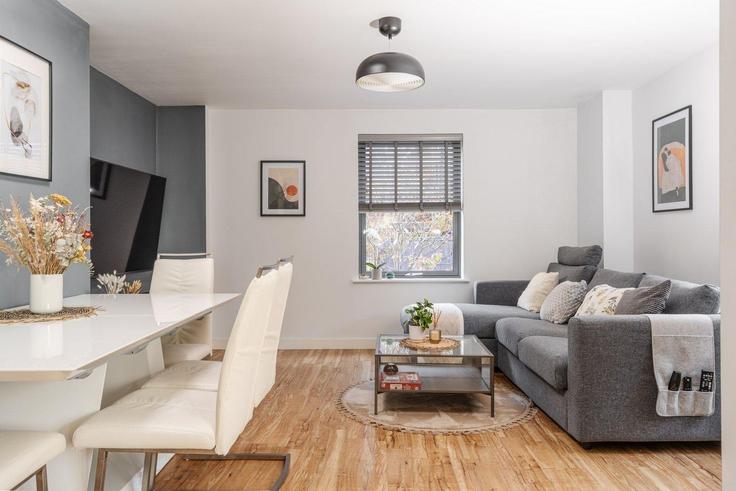 Sala de estar elegantemente projetada com móveis modernos em um apartamento no Building Sharp Street - guestready-uk - 1496015 em Manchester, Manchester