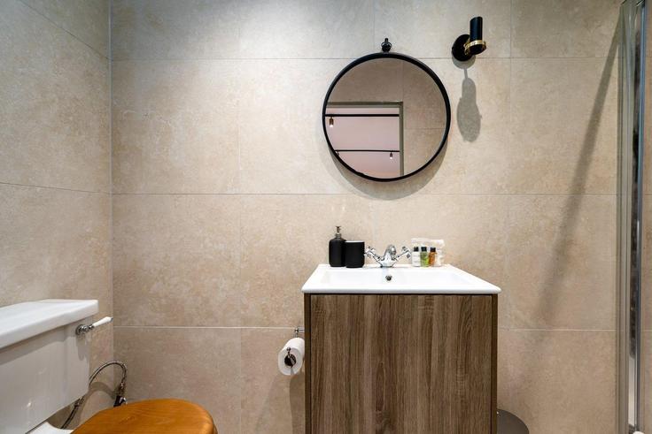 Banheiro refinado e lindamente projetado com toques sofisticados no Building Chalton Street - guestready-uk - 1303197 - LON em London Borough of Camden, London
