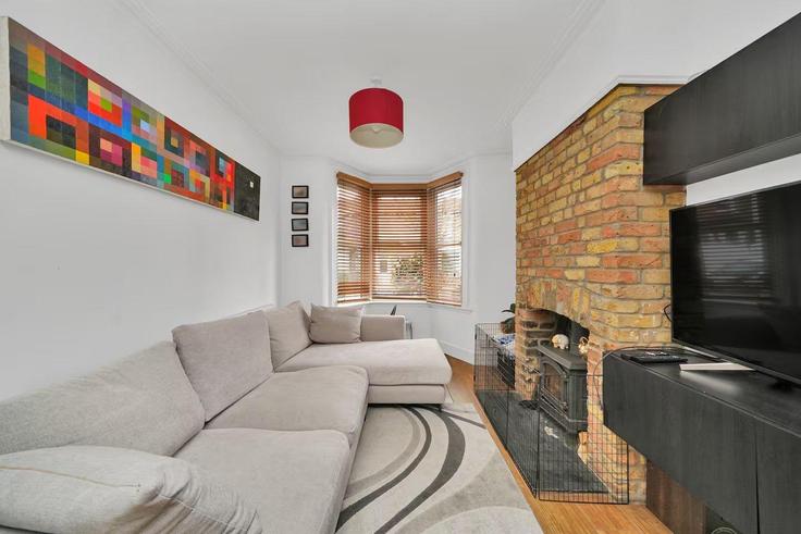 Elegant gestaltetes Wohnzimmer mit moderner Einrichtung in einer Wohnung im Building Thorpe Road - guestready-uk - 1303150 - LON in London Borough of Waltham Forest, London