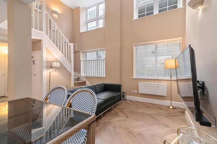 Elegante sala de estar con mobiliario moderno en un apartamento en Building Sandland Street - guestready-uk - 1298572 - LON en London Borough of Camden, London Elegante sala de estar con mobiliario moderno en un apartamento en Building Sandland Street - guestready-uk - 1298572 - LON en London Borough of Camden, London