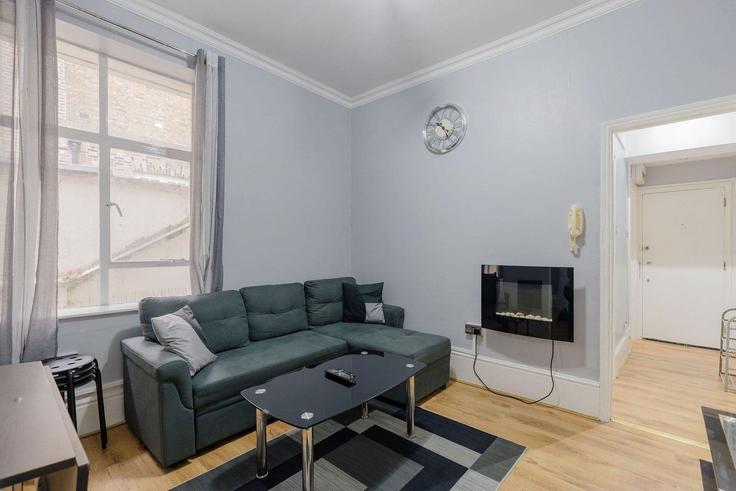 Building Westbourne Terrace - guestready-uk - 1334478 adresindeki bir dairede modern mobilyalarla zarif bir şekilde tasarlanmış oturma odası City of Westminster, London Building Westbourne Terrace - guestready-uk - 1334478 adresindeki bir dairede modern mobilyalarla zarif bir şekilde tasarlanmış oturma odası City of Westminster, London