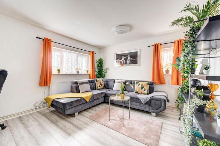Sala de estar elegantemente projetada com móveis modernos em um apartamento no Building Mitchellbrook Way - guestready-uk - 1311595 - LON em London Borough of Brent, London