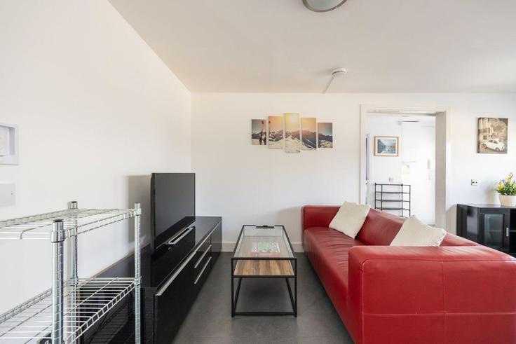 Salle de séjour élégante avec mobilier moderne dans un appartement à Building Peffermill Road - guestready-uk - 1311554 à Craigmillar, Edinburgh