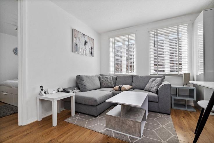 Elegante sala de estar con mobiliario moderno en un apartamento en Building Scout Way - guestready-uk - 1311620 - LON en London Borough of Barnet, London