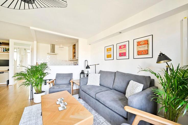 Elegante sala de estar con mobiliario moderno en un apartamento en Building Wharfdale Road - guestready-uk - 1303183 - LON en London Borough of Islington, London