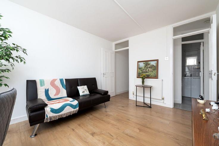 Elegante sala de estar con mobiliario moderno en un apartamento en Building Ashbourne Close - guestready-uk - 1303163 - LON en London Borough of Barnet, London