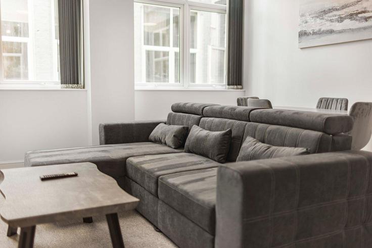 Elegante sala de estar con mobiliario moderno en un apartamento en Building Union Court - guestready-uk - 1303172 - LON en Liverpool, Liverpool Elegante sala de estar con mobiliario moderno en un apartamento en Building Union Court - guestready-uk - 1303172 - LON en Liverpool, Liverpool