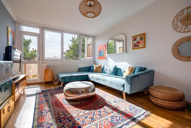 Sala de estar elegantemente projetada com móveis modernos em um apartamento no Building Harpley Square - guestready-uk - 1311596 - LON em London Borough of Tower Hamlets, London