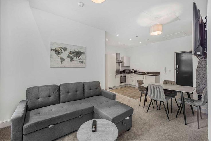 Sala de estar elegantemente projetada com móveis modernos em um apartamento no Building Union Court - guestready-uk - 1303178 - LON em Liverpool, Liverpool